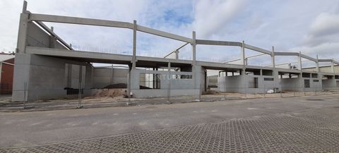 Situé dans une communauté fermée du centre d'affaires d'Arruda dos Vinhos, le nouveau pôle industriel est en pleine croissance. Entrepôt d'une surface utile de 1039 m2, réparti comme suit : Étage 0: 913 m2; 1er étage: 126 m2; Caractéristiques princip...