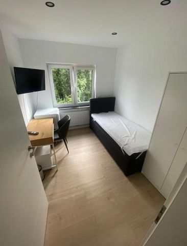 Cozy room in a friendly women's shared apartment. Including shared, fully equipped kitchen and one bathroom per floor. Safe and harmonious environment, centrally located. Ideal for students and professionals. All-inclusive rent. Contact us for a view...