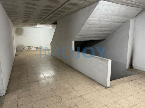 Excellent investment opportunity, garage/warehouse with plenty of space, 998m² available for sale in the heart of the centre of Parede. Located on the bustling Avenida República. This garage is available for sale or rent. This garage offers generous ...