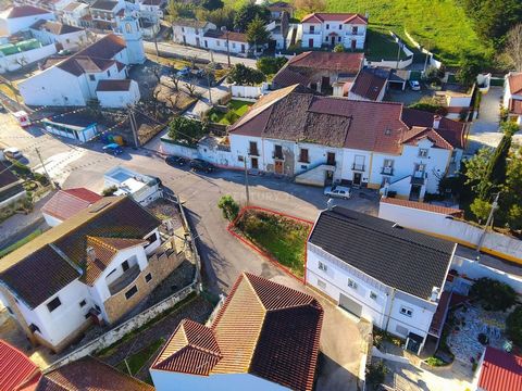 Apresentamos um terreno de 105m2 situado no centro da Roliça com eventual possibilidade de construção de moradia com 2 andares visto que encontra-se no espaço Central da Roliça segundo o PDM.* Investir neste terreno é uma oportunidade de valorização ...