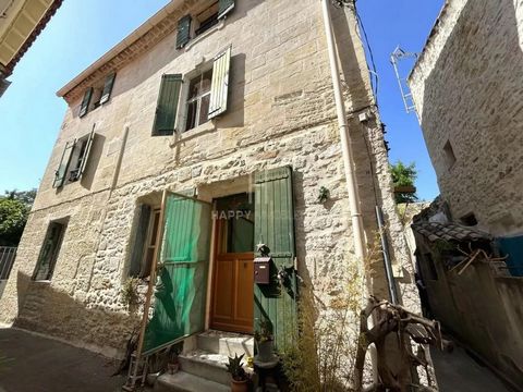 In a pretty quiet cul-de-sac in the heart of the charming village of Vallabrègues, come and discover this stone house of about 120m2. It offers a large living room, a kitchen, a bathroom, 4 large bedrooms and a shower room. Typical village house with...
