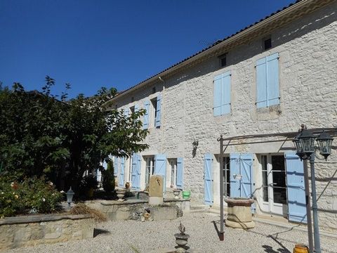 Located in the heart of a pretty village with all shops, charming stone house offering many possibilities with its 2 independent accesses, beautiful volumes, 2 living rooms, 3 bedrooms, 2 offices, a spa area, a garage and a garden of 217m2. 210m2 on ...