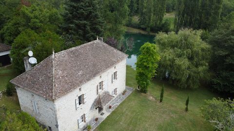 Beautiful stone building overlooking the lake and its magnificent wooded park. Isolated on 7 hectares, the property has many old features, 4 bedrooms, a garage. Located only 5km from a village with all amenities. On the ground floor, a living room of...
