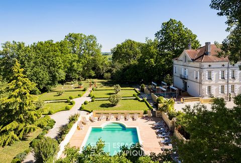 Located on the slopes of Moissac, just an hour from Toulouse, this beautiful residence steeped in history, was built in the nineteenth century and develops 730 m2 on 3 levels. Once you have passed through the large automatic gate of the property, you...