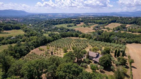 Todi, (PG) , a.w. Castel Rinaldi Belangrijke stenen boerderij op een panoramische locatie met een prachtig uitzicht op de heuvels. We zijn slechts een paar kilometer verwijderd van een van de mooiste dorpen van Italië, Todi, beroemd om zijn historisc...