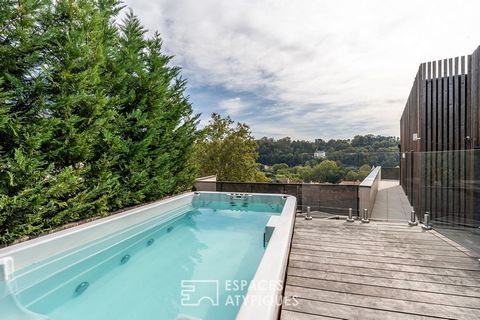 Welcome to this luxurious 122 m2 apartment located in the 9th arrondissement of Lyon. This property stands out for its unique features, including a generous roof terrace of 150 m2, a south-facing exposure for the living room flooded with natural ligh...