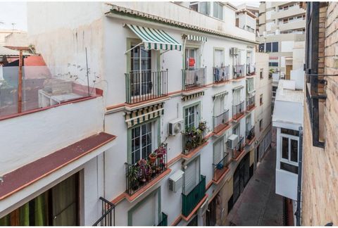 In the heart of Almuñécar we have this large 105m2 apartment. It has an exceptional location, since it is a 3-minute walk from Puerta del Mar Beach and also close to all shops and the town hall square. Located in the heart of the center on a pedestri...