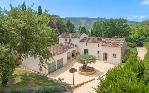 SOLE AGENT : Just five minutes away from the village of Bagnols-en-Forêt, located 25 minutes from the sea, eight minutes from the Terre Blanche golf course, and 50 minutes from Nice International Airport, this 260 m² property sits on a 5000 m² plot o...