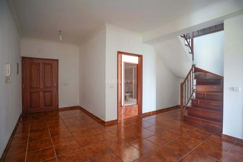 Excellent 3 bedroom apartment in duplex, with fireplace, balconies, closed independent garage, semi equipped kitchen, pre installation of central heating, privileged location. Next to the station. The village of Lousã is located 28km from Coimbra and...