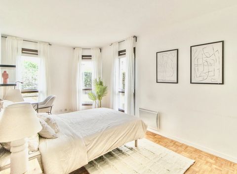 Welcome to the beautiful town of Puteaux, where we offer you this splendid 15 m² room for rent. Located in a large 100 m² flat, it has a sleeping area and an office. Its elegant decoration in beige and black tones will suit any style. You'll feel rig...