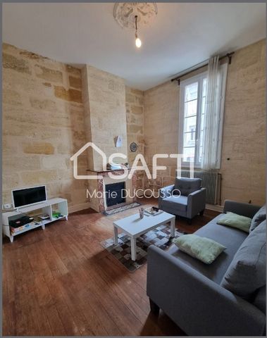 Just steps away of Castillon-la-Bataille's historic center and its amenities, this townhouse nestled in a peaceful neighborhood offers a true haven of peace. A enclosed garden, adorned with fruit trees and a picturesque Napoleon bridge spanning a str...