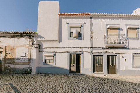 House of 2 floors in the center of Montijo House with 2 floors located in the historic center of Montijo for total recovery. The property has some works already carried out on the upper floor but has a lot of potential in terms of area and a privileg...
