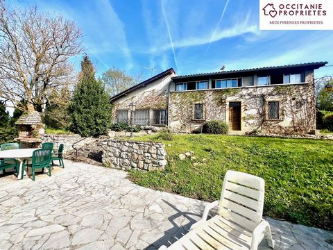 Beautiful country house approx 326m2 located on the slopes of CASTEX with views of the Pyrenees and the countryside on a plot of 1.89ha. The land is nicely wooded and offers pretty shaded corners, beautiful alleys surround the building, its charming ...
