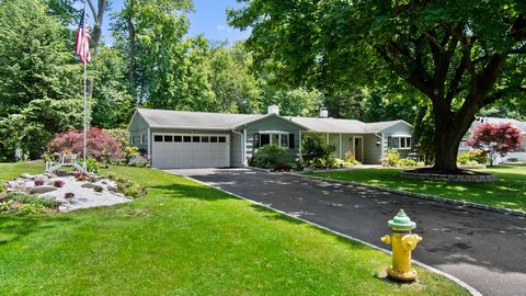 Welcome to 15 Birchwood Lane, a picturesque single-family residence in the tranquil heart of Hartsdale Estates, NY. This enchanting 4-5 bedroom, 2-bathroom Ranch style home offers the perfect blend of suburban peace and family-friendly living. Upon a...