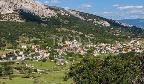 Location: Primorsko-goranska županija, Baška, Baška. Nice building plot of 879 m2 near Baška on the island of Krk is for sale. Ideal for building a family villa or building with several apartments. Good location, distance from the sea approx. 1.6 km....