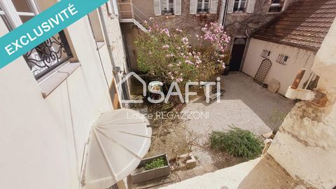 In the heart of Nuits Saint Georges, known for its climates of Burgundy classified in the heritage of Unesco, close to all shops, in a dead end in peace with ease of parking, High-end service for this apartment T4 of 113m² (including 88m² carrez) acc...