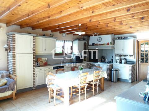 Farmhouse of 4400 m2, with a hotel section. Residence of character in a peaceful environment, close to Montreuil/Mer and 30 minutes from the beaches offering the possibility of operating a hotel business. In the Montreuil, Hucquelier, Beaurainville t...