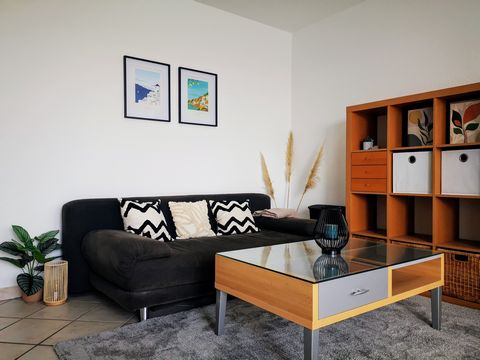 Hello! I rent a 1.5-room apartment in Münster-Nienberge. The apartment is freshly partly renovated and fully furnished and equipped (like a vacation apartment). It has a bedroom with a 1.20 meter bed, a storage room, a bathroom with shower, a large b...