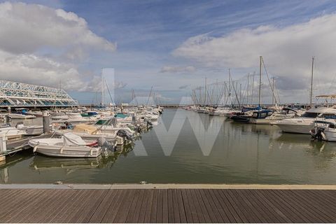 Fantastic Commercial Space at the Marina Shop with smoke extraction and high ceilings with immense potential, excellently located and with access to 2 parking spaces This is a commercial space prepared for catering with a terrace, however with potent...