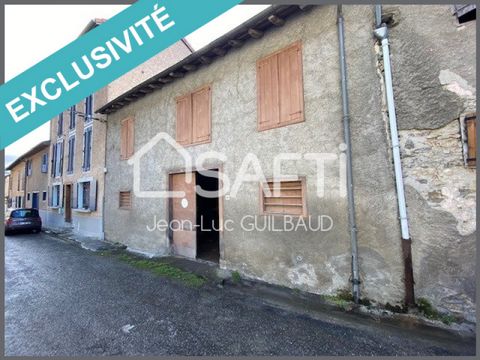 In the heart of the Ariégeois regional natural park, near the center of the village of Seix, come and discover this old barn to be restored. It offers the possibility of fitting out, on two levels, a living area of ??more than 140 m2. Behind the hous...