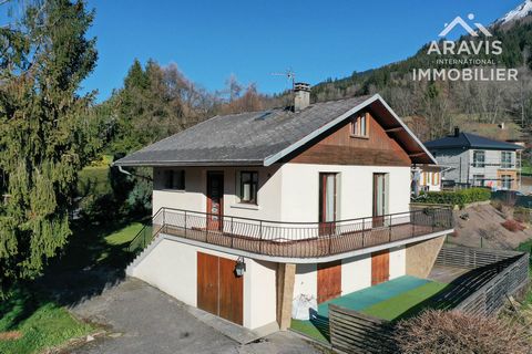 You will love this property located in a sought-after area, on the heights of Faverges. Bright and warm, this house is spread over several levels with independent entrances. The main floor offers a pleasant separate kitchen, a living room bathed in l...