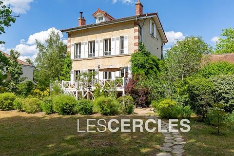 Gentle living in charming surroundings four minutes from the RER. In a peaceful, pretty, residential street, beautiful property built at the end of the 1800s, on landscaped grounds of 1386 m². The main house of 230m² (250m² floor area) boasts: on the...