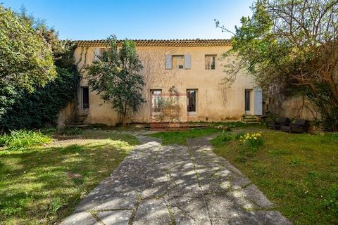 Unique: In the heart of the Mazarin district, a few steps from Cours Mirabeau and in a quiet area, Immobilière du Tholonet presents this town house dating from the 18th century. of approximately 160m2 and its garden of 250m2. Made up of 4 rooms, it o...