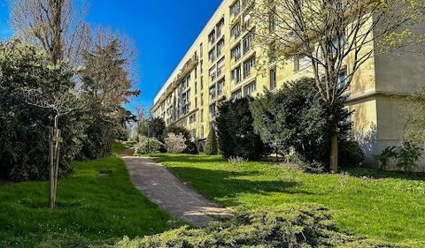 The real estate agency Beuve-Méry offers in the very sought after residence of Parc Eiffel, a 4-room apartment of 88 m². Composed of a bright double living room (facing south-east) with large windows and a panoramic view of all Paris, a fitted open k...