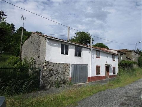 Rustic style house available in the area of Palas de Rei. With an area of 239 square meters and a plot of 8605 square meters of which 936 meters corresponds to urban area, this property has 3 bedrooms, a bathroom and a toilet. It requires renovations...