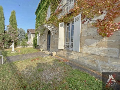 Beautiful eighteenth century property with a total surface area of 360m2 including 113m2 to be fitted out as you wish, all on a plot of 1202m2: - 5 bedrooms (22m2 on average) - 5 bathrooms and toilets - Living room with fireplace overlooking the wood...