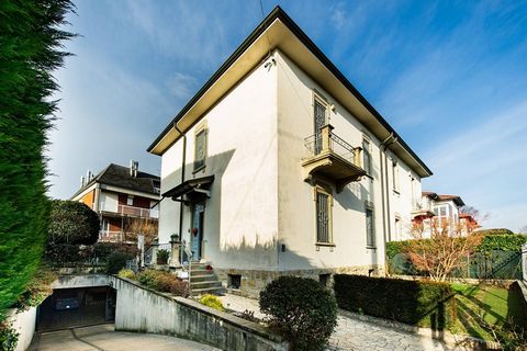 Bergamo. In one of the most exclusive residential neighborhoods of the city, the Finardi district, we offer for sale a semi-detached villa with a large private garden. The property is arranged as follows: on the ground floor we find the open space li...