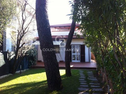 For sale 90m2 villa located in a central position in Forte dei Marmi, just 350 meters from the sea. Surrounded by a well-kept garden of approximately 250 m2, with typical Mediterranean plants, this property offers an atmosphere of tranquility and rel...