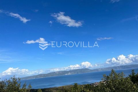 We are selling an attractive building plot of 926 m2 with an unobstructed view of the Kvarner Bay. In addition to the breathtaking panorama and extraordinary location, it is characterized by a slight eastern slope and orientation to the asphalt, wher...