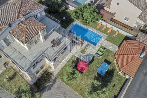 Location: Istarska županija, Ližnjan, Ližnjan. Pula, surroundings, we are selling a vacation house with three separate apartments in a great location. The house consists of a basement, ground floor and first floor and has a total area of 450 m2. On t...