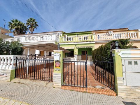 OPPORTUNITY!..Ideally located near the Ermita de Marxuquera, this townhouse with 4 bedrooms and two full bathrooms, independent kitchen, will allow you to enjoy the mountains while being a few kilometers from the sea..The front part of the house has ...