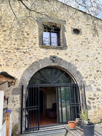 Entre Béziers et Montpellier, non loin de la A75 se trouve ce magnifique Mas en pierre apparente et en bois de 150m2.En pleine nature, entouré de bois vous y trouverez votre tranquillité. Il se compose de trois niveaux; Au premier, un salon d'une hau...