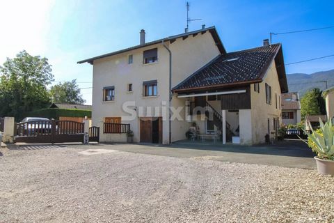 Ref 793JB: Divonne-les-Bains, in a quiet location, close to the centre and all amenities (bus, schools, shops), you will be charmed by this 14-room village house built in the 18th century and renovated in 2000, with a living area of 339m2 and on a pl...