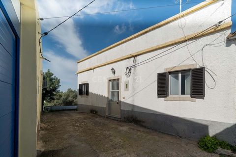 3 bedroom single storey house, with a traditional facade, with garage and 1400 square meters of land, for sale in a quiet area in the countryside, 5 minutes driving from São Brás de Alportel. House in good structural and finishing conditions. Divided...