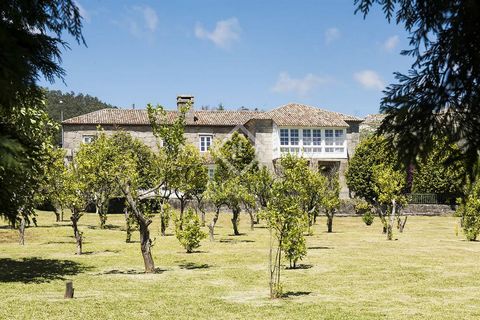 This exceptional property, dating back to the 19th century, is located in Nigran, Pontevedra. The 6,681m² estate is surrounded by an original stone wall and offers total privacy. The estate includes the original private chapel and 3 independent guest...