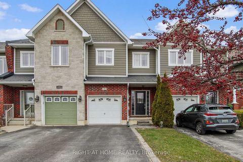 Welcome to this beautiful, spacious, large open concept townhome in the south end of Barrie. Spectacular 9' ceilings on the main floor, an oversize master bedroom, it features a walk-in closet and ensuite bathroom and a great backyard deck for entert...