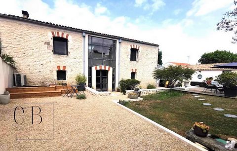 Only 10 minutes from La Rochelle and 1km from the golf de la Prée, the seaside and its port, in the heart of the town of Marsilly, I invite you to discover this charming house completely renovated with taste. You will be seduced by its elegant living...