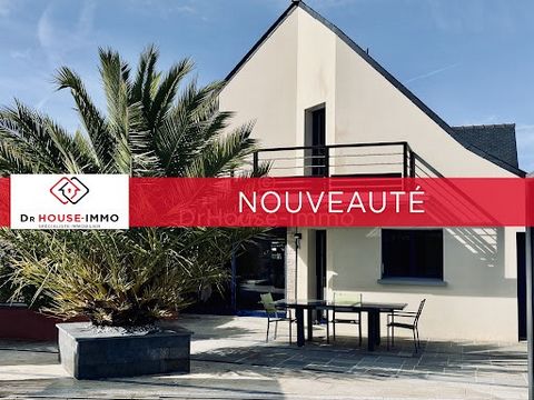 This 140m2 house is in immaculate condition offers you 4 bedrooms, located just 300 meters from the city center. It offers quality services, with a fully equipped kitchen opening onto a living room with a fireplace. On the ground floor, you will also...