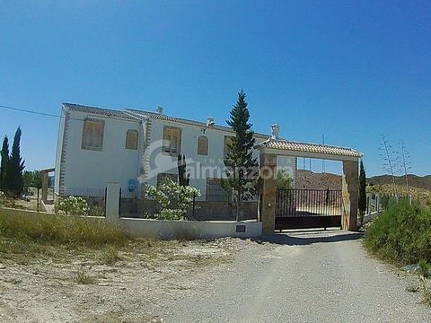 Great house, beautiful building, property located in La Molata, small town belonging to the town of Albox, Almería, It is located at a distance of 2 km from the town of Albox (Almería). It is included in a plot of approximately 13000 m2, fully fenced...