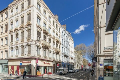 NEW, Lyon 6, Cours Vitton/ Rue Ney (near Masséna metro station), the Sandra Viricel Immobilier agency is pleased to present this beautiful T3 apartment of 63 m2 carrez located on the 4th floor of a building from 1862 (no elevator). You will immediate...