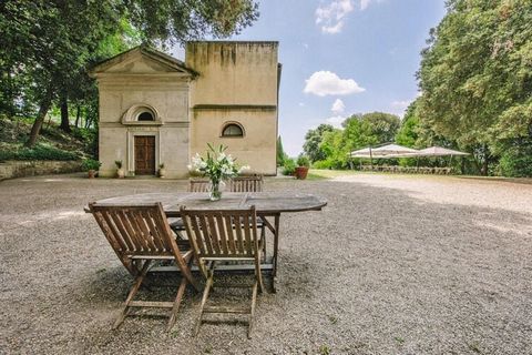 Tranquila casa de campo del siglo XVIII situada en las colinas entre Pisa y Florencia. Esta antigua granja está rodeada por un parque de 5 hectáreas con olivos y bosques. Ideal para unas vacaciones tranquilas y relajadas, tanto para familias como par...