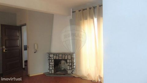3 bedroom apartment located in Celorico da Beira corresponding to a 2nd floor with 87m2. Living room with fireplace with direct access to the sunroom with great areas, 3 bedrooms already with floating floors and built-in closets, 2 bathrooms and kitc...