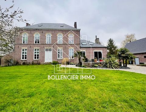 Located in a green setting, this vast property in the heart of the Flemish village offers you 349 m2 of private space, located on 2 hectares of land. It consists on the ground floor of an entrance hall, a dining room with fireplace, red brick wall an...