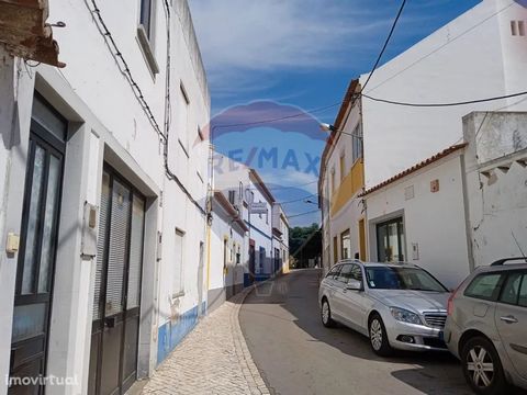 House in ruin, in the center of Torrão. With 5 rooms and a generous area to make a backyard. The property covers two streets (two entrances). A good opportunity to invest. Do not hesitate to contact me