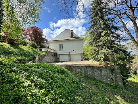 Come and discover this beautiful house with an exceptional view of the city of Tours. You will have a property with beautiful volumes and pleasant high ceilings. This family home has on the ground floor a living room with fireplace and triple exposur...