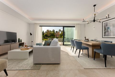 Located in Nueva Andalucía. This beautiful three bedroom townhouse is situated in the heart of Nueva Andalucía and offers a serene residential experience with its closed residential complex featuring security and surveillance. Nestled in a tranquil e...